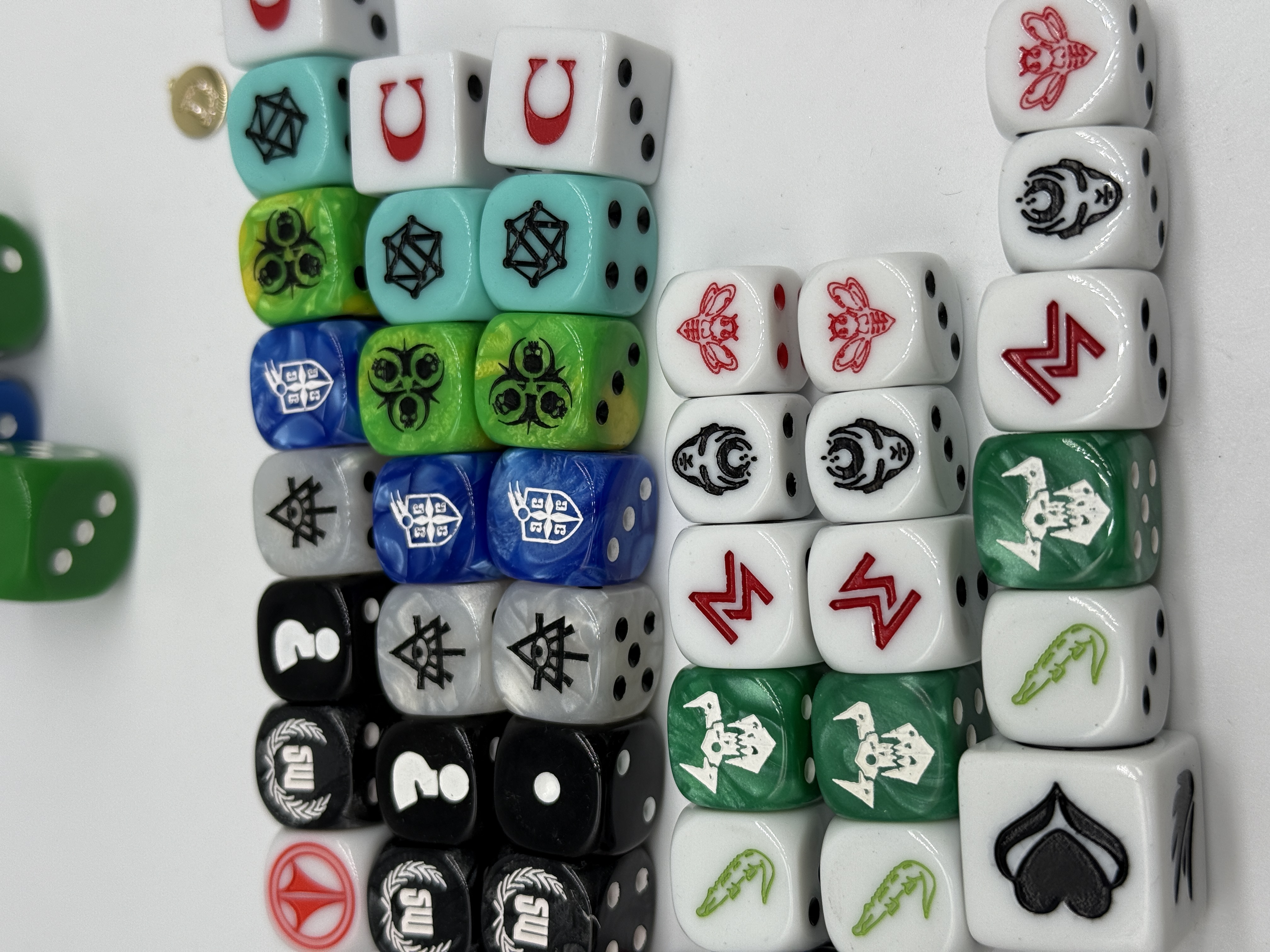 Single-face logo engraved dice